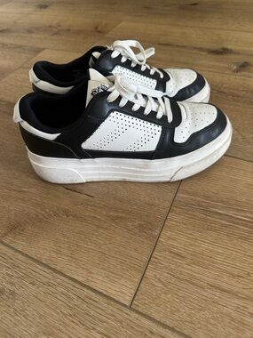 Le Tigre Women's Black & White Low-Top Sneakers